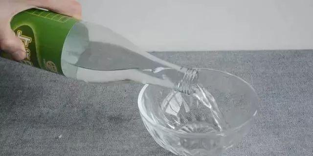 一勺白醋解决厕所臭味问题，赶紧学起来吧