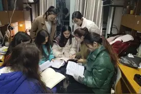 浙财大学生期末考试，老生为新生辅导功课，心理疏导图片