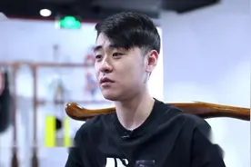 欢乐喜剧人：张云雷工作后台记录，说自己是不是花瓶，眼含泪光视频封面