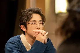 张新成戴金边眼镜尽显书生气 梳小辫秀钢琴实力图片