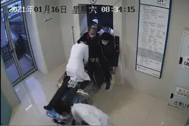 女医生跪担架床抢救病人 网友怒赞：医生的战场，分秒必争图片