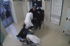 女医生跪担架床抢救病人 网友怒赞：医生的战场，分秒必争图片
