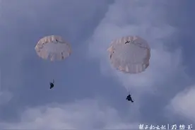 天女散花！空降兵某旅新训女兵圆满完成跳伞训练图片