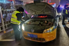 整治营运环境 呼和浩特市夜查出租车图片