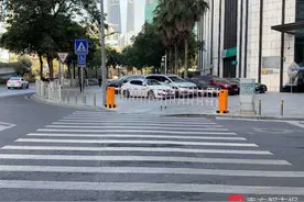 广州一银行将无障碍通道占为停车场！“记者帮”介入后已改正图片