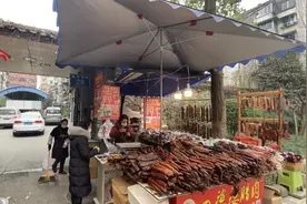支持“本地过年”邮寄香肠腊肉走俏图片