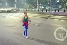 你大爷还是你大爷！重庆81岁大爷每天凌晨4点赤膊跑步10公里图片
