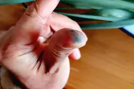一擦就掉色，市民买到蓝色大蒜叶 专家：是杀菌剂，洗净后可放心食用图片