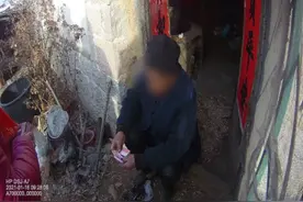 青岛八旬老人被抢一万多元现金，跑到大街上追嫌疑人？警方：他做了个梦图片