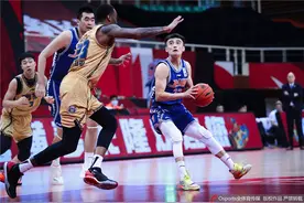太悬了！上海久事男篮2分险胜南京同曦图片