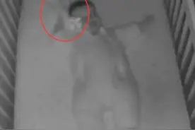 可怕！婴儿夜晚拉毯子盖住脸痛苦挣扎 幸好父母及时赶到图片