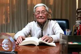 奋斗百年路 启航新征程｜顾锦屏：韶光付真理 皓首守初心图片