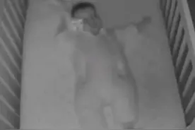 可怕！婴儿夜晚拉毯子盖住脸痛苦挣扎 幸好父母及时赶到图片