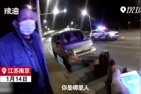 男子错过末班公交 警车变成暖心“末班车”视频封面
