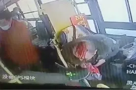 最新后续！红衣小伙找到啦，坐公交车时被司机认出图片