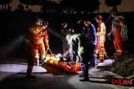 因压力大与妻子吵嘴后，男子酒后跳崖自杀 消防半夜两个小时接力救援图片