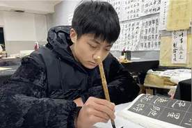 爸爸打样妈妈陪练，益阳17岁少年获省统考书法类（物理科目组合）第一名，家人盼他回去写春联图片