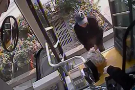 济南一老人在寒风中等车 只是为了给驾驶员送一袋萝卜图片