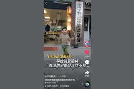 萌娃跳绳跳到断裂浑然不知，一旁的妈妈笑疯，网友：跳绳最高境界图片
