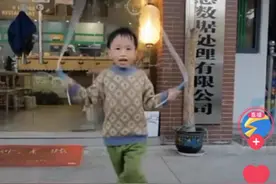 萌娃跳绳跳到断裂浑然不知，一旁的妈妈笑疯，网友：跳绳最高境界图片