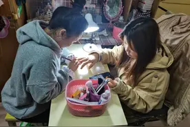 大学女生在宿舍开了个“美甲店”，当事人说“美甲虽是爱好，但学习更重要”图片