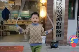 萌娃跳绳跳到断裂浑然不知，一旁的妈妈笑疯，网友：跳绳最高境界图片