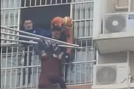 武汉一老人倒挂阳台晾衣杆摇摇欲坠，消防破门而入成功救下图片