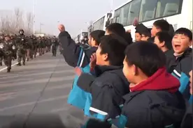 武警官兵野营拉练偶遇一群小学生，享受了一把“追星现场”图片