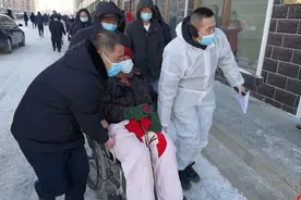 430名教职员工和一把把椅子的感人瞬间图片
