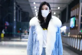 奚梦瑶穿牛仔套装长腿吸睛 戴橡胶手套防疫图片