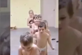 俄一幼儿园儿童洗完桑拿到户外浇冷水，大多家长都同意图片