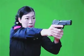 青岛警花孙陶参加央视《警察特训营》再炫神技5米开外一发子弹灭5根蜡烛图片
