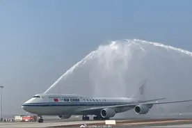 航程近1.5万千米 首架洲际客机B747-8降落至天府国际机场图片