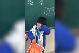 小学生领奖领出奥斯卡的感觉，妈妈：他一直期待领奖视频封面