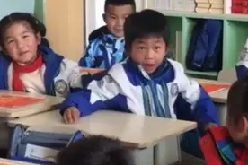 小学生领奖领出奥斯卡的感觉，妈妈：他一直期待领奖视频封面