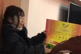 广东小学生拿三好学生奖状炫耀走红，妈妈：每天都被她逗笑视频封面