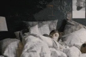 晚上睡觉，床头别放5样东西！影响睡眠更伤身，看看你家有没有放对图片