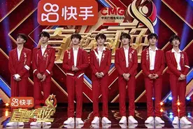 时代少年团亮相《直通春晚》吊发杂技再现舞台图片