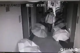 深夜，27岁男子翻厕所潜入高校女生宿舍图片