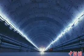 超大直径盾构机成功“穿越”79米深长江南京段江底图片