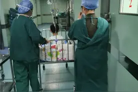 暖！自闭症宝宝做手术，医生“开后门”让妈妈陪伴图片