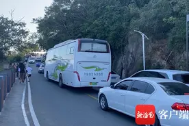 车辆乱停路边摆造型拍照 三亚太阳湾路成“堵车路”图片