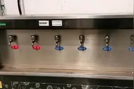 格力工厂饮水机上锁不让员工喝水？回应：清洗期间上锁视频封面
