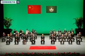 澳门举行年度授勋典礼 崔世安钟南山获大莲花荣誉勋章图片