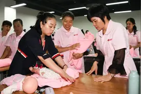 年轻人不愿辛苦“伺候人”，“保姆荒”怎么办？图片
