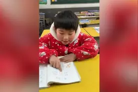 想考好成绩让返乡父母高兴，一年级孩子下课独自在教室学习视频封面