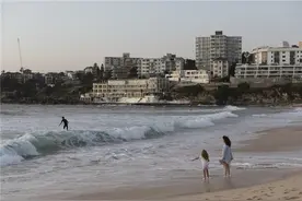 澳大利亚天气晴好 民众在海边享受清凉好光图片