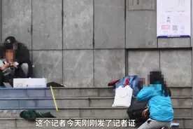 昆明女记者火了！主动上前谈话缓和劫持者情绪，别人以为是谈判专家图片