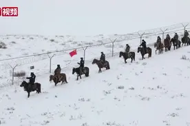 实拍中国边境“骑兵巡逻小分队”：-30℃冒雪巡边视频封面