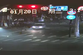 监控视频｜淄博一女子深夜被撞 消防员闯红灯2分钟送医图片